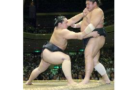 Asashoryu, Ama stay locked in tie for lead at Autumn sumo