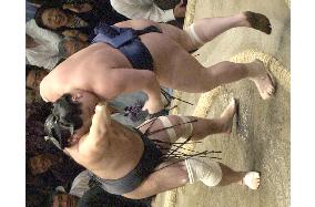 Mongolian ozeki Hakuho suffers 4th loss at Autumn sumo