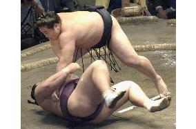 Asashoryu rolls over Miyabiyama at Autumn sumo
