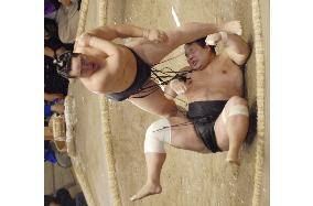 Asashoryu moves into pole position at autumn sumo