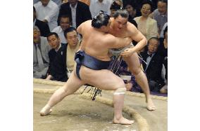 Hakuho beats Ama at autumn sumo