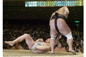 Ama loses to Tochiazuma at autumn sumo