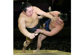 Asashoryu schools Hakuho after winning 18th title