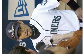 Ichiro homers in regular season finale