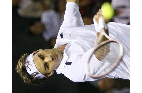 Federer scrapes by Suzuki, makes semifinals at Japan Open