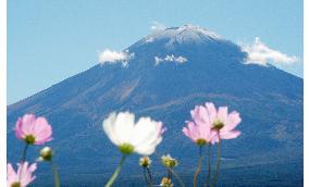 Fujiyoshida belatedly reports season's first snowfall on Mt. Fuji