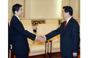 Abe, Hu make 'new start' to thaw Japan-China ties