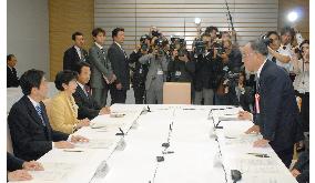 Key economic panel holds 1st meeting under Abe with new members
