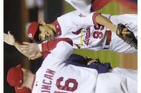 Taguchi limited to defensive role as Cards take NLCS lead