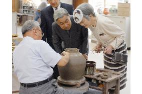 Emperor, empress visit Karatsu pottery master