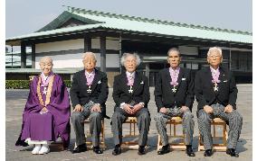 Writer Setouchi, 4 others receive Order of Culture