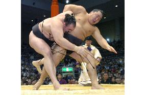 Asashoryu off to winning start at Kyushu sumo