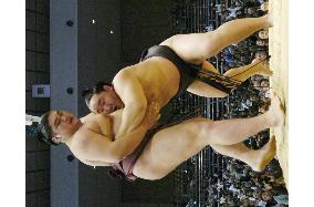 Asashoryu sends out Futeno on 2nd day of Kyushu sumo