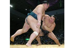 Asashoryu rolls over Iwakiyama, stays perfect at Kyushu sumo