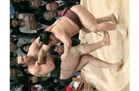 Kotooshu loses to Futeno at Kyushu sumo tourney