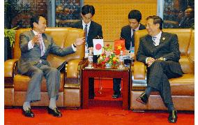 Aso meets with Vietnam's Khiem