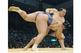 Asashoryu heating up on 6th day of Kyushu sumo
