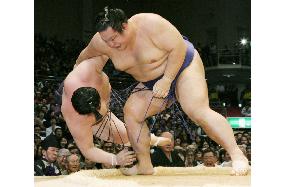 Kaio stays unbeaten at Kyushu sumo
