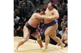 Ozeki Tochiazuma beats Kaio at Kyushu sumo