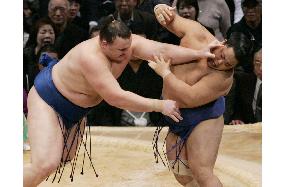 Estonia's Burto beats Kakizoe at Kyushu sumo