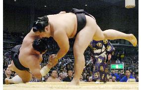 Asashoryu topples Kotomitsuki, stays hot at Kyushu sumo