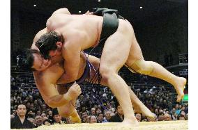 Kotooshu beats Kaio at Kyushu sumo tournament