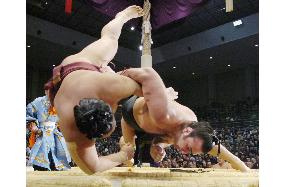 Kotooshu beats Kisenosato at Kyushu sumo