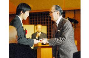Former Yomiuri manager Nagashima attends award ceremony