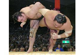 Kotooshu beats Chiyotaikai at Kyushu sumo