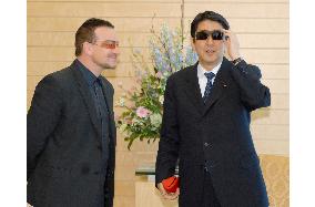 Bono meets Japanese PM Abe on fighting AIDS, poverty in Africa