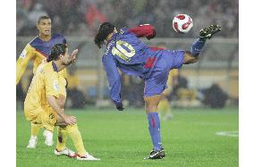 Ronaldinho turns on style as Barcelona beat Club America 4-0