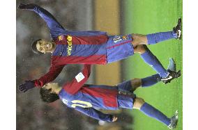 Ronaldinho turns on style as Barcelona beat Club America 4-0