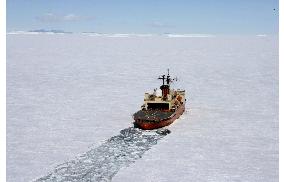 Japan's 48th Antarctic expedition arrives at Showa Base