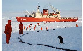 Japan's Antarctic exploration ship arrives at Showa Base