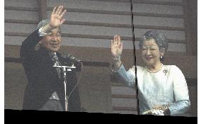 Emperor prays for happiness, peace before well-wishers