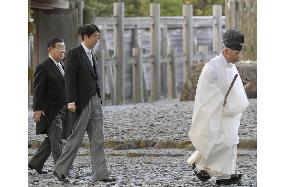 Abe visits Ise Jingu shrine