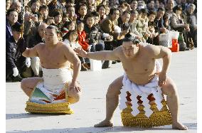 Asashoryu performs dedicational sumo rites at Meiji Jingu