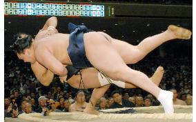 Hakuho beats Aminishiki at New Year sumo