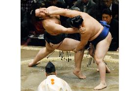 Ozeki Kotooshu beaten by Tokitenku at New Year sumo