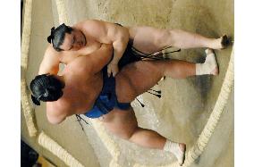 Asashoryu manhandles Kotoshogiku at New Year sumo