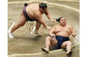 Chiyotaikai beaten by Miyabiyama at New Year sumo