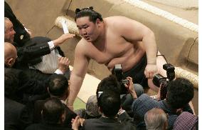 Sumo: Dejima ends Asa's winning streak at New Year sumo