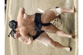 Asashoryu bounces back after 1st loss at New Year sumo