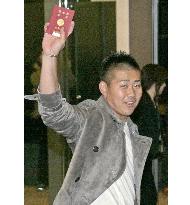 Matsuzaka leaves for U.S.