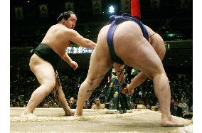 Asashoryu crushes Tokitenku at New Year sumo