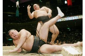 Asashoryu stays close to Tamakasuga at New Year sumo