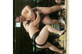 Asashoryu moves into sole lead at New Year sumo