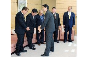 Abe meets with Okinawa officials after Futemma base talks