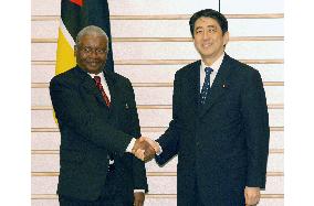 Mozambican president meets with Abe