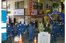 Bomb-disposal officers work on suspected bomb in Ginza